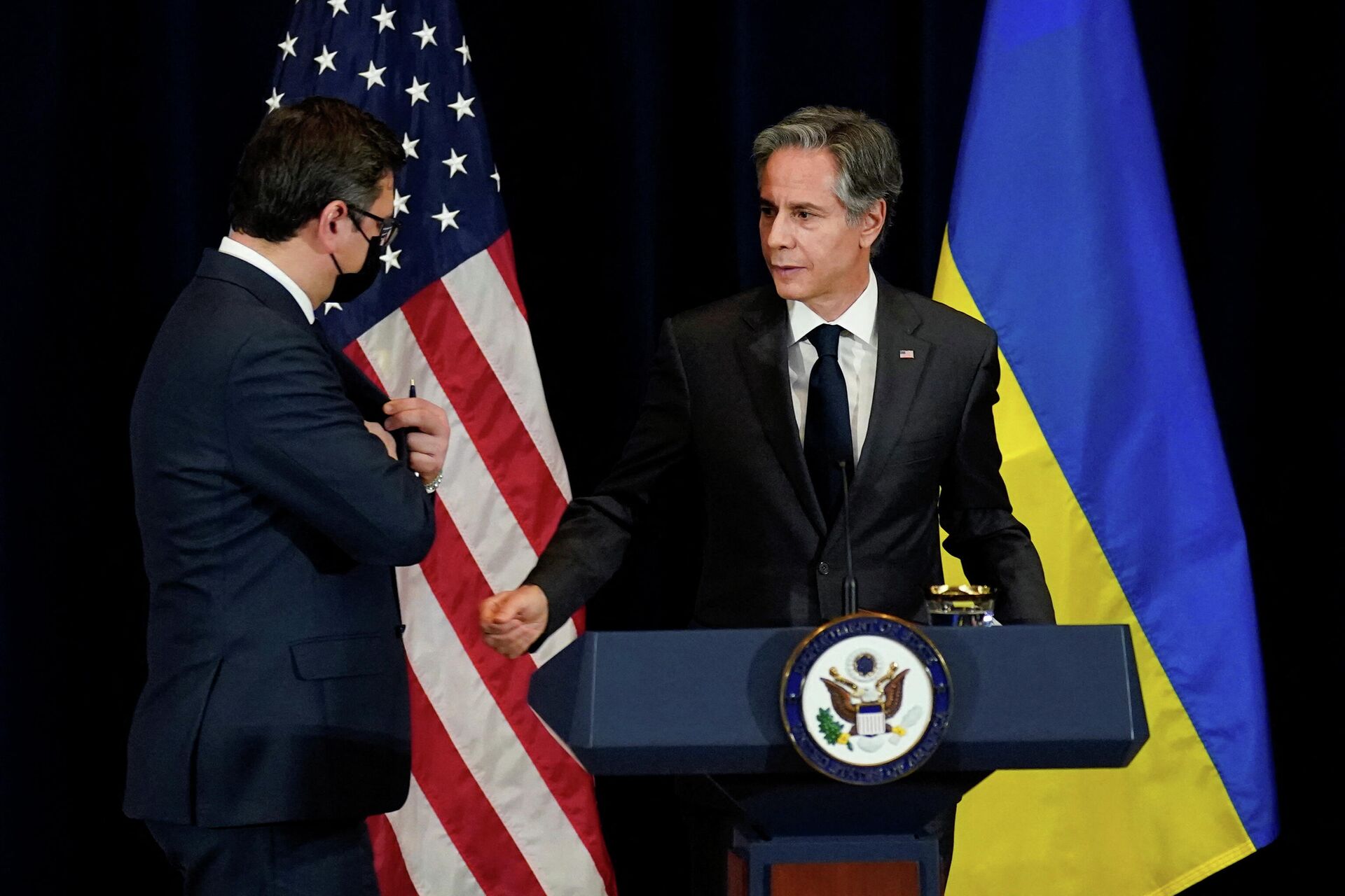 Secretário de Estado americano, Antony Blinken, e o chanceler ucraniano, Dmitry Kuleba, durante coletiva de imprensa conjunta em Washington, 22 de fevereiro de 2022 - Sputnik Brasil, 1920, 24.02.2022