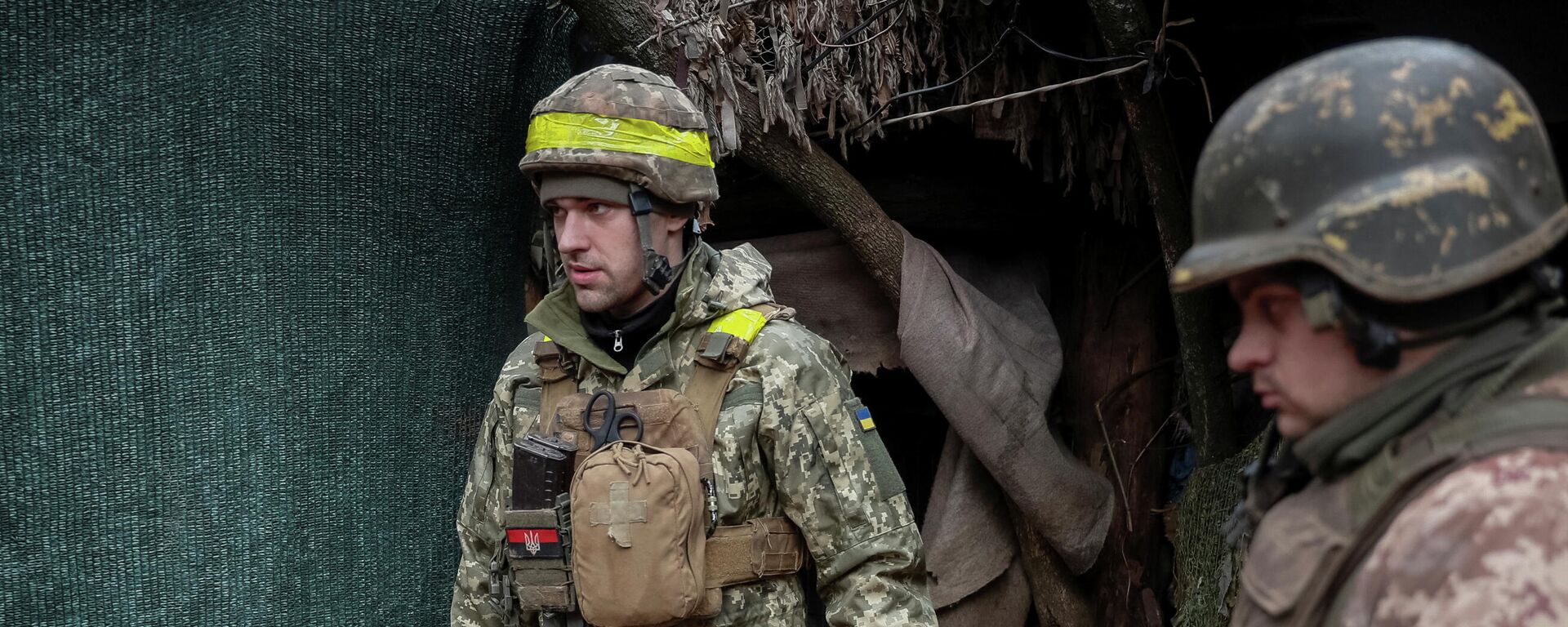 Soldados ucranianos na linha de frente na região de Donetsk, Ucrânia, 22 de fevereiro de 2022 - Sputnik Brasil, 1920, 23.02.2022