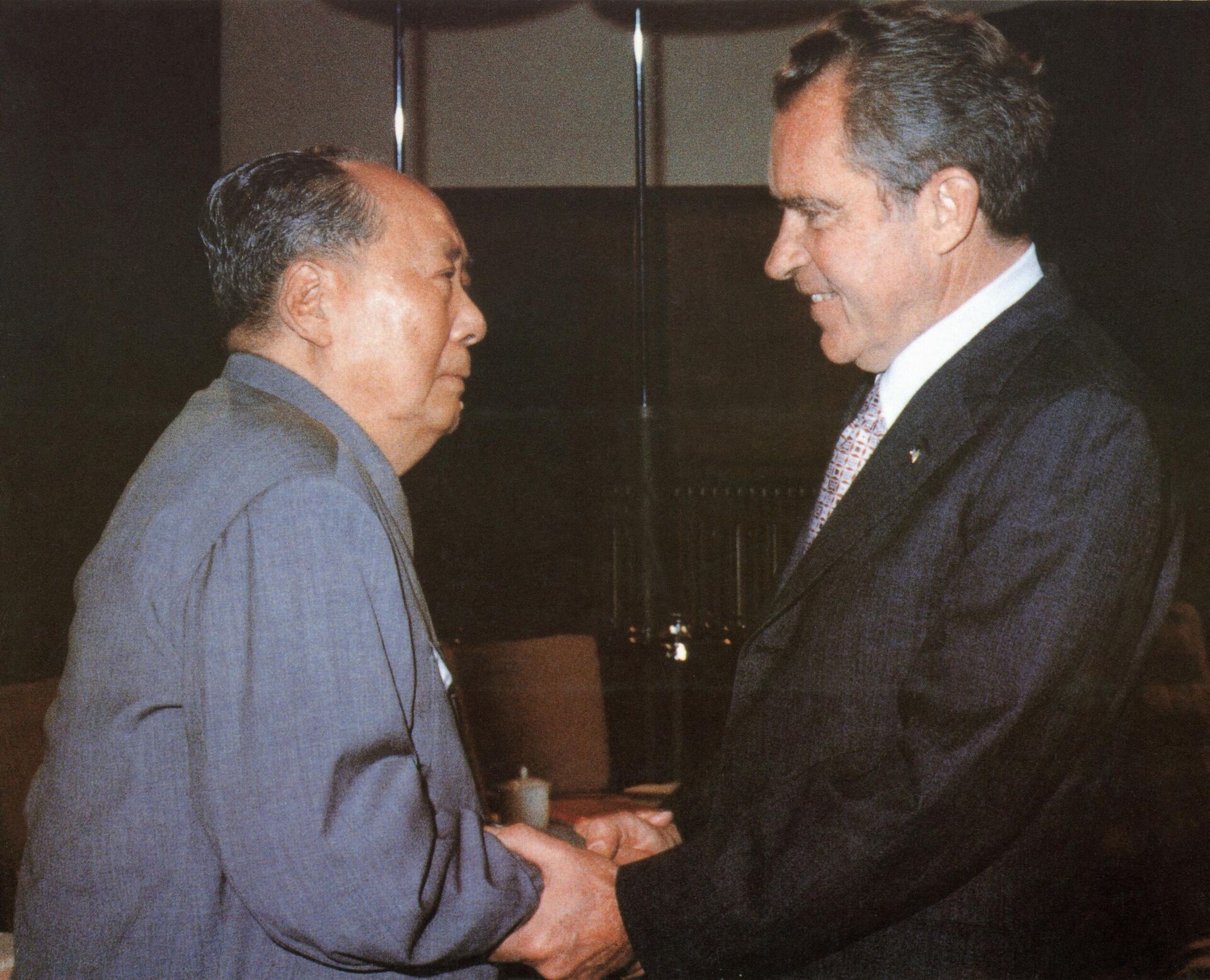 Foto de arquivo tirada em 22 de fevereiro de 1972, quando o presidente da China, Mao Zedong (E) dá boas-vindas ao presidente dos EUA, Richard Nixon, em Pequim, durante sua visita à China - Sputnik Brasil, 1920, 23.02.2022