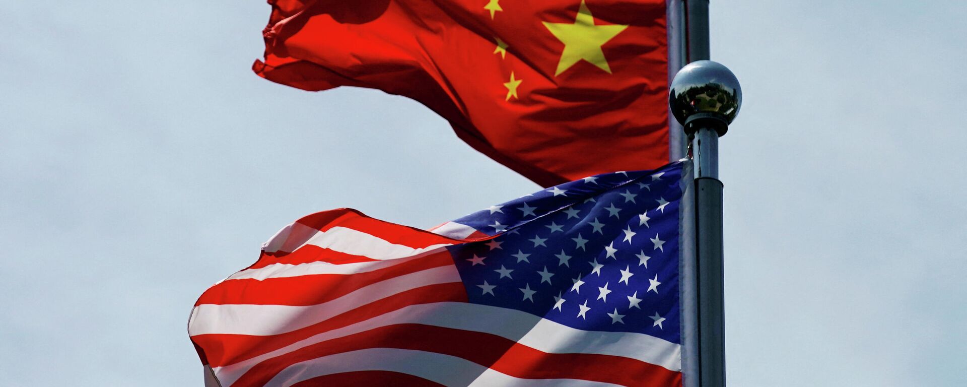Bandeiras chinesas e americanas tremulam perto do Bund, antes da delegação comercial dos EUA se encontrar com seus colegas chineses para conversas em Xangai, China, 30 de julho de 2019 - Sputnik Brasil, 1920, 21.03.2022