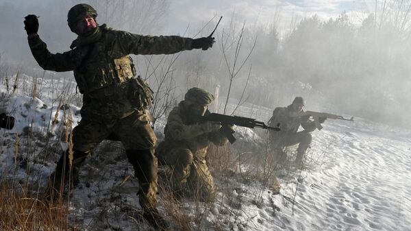Militares das Forças Armadas da Ucrânia participam de um exercício perto de Kiev em 25 de dezembro de 2021 - Sputnik Brasil