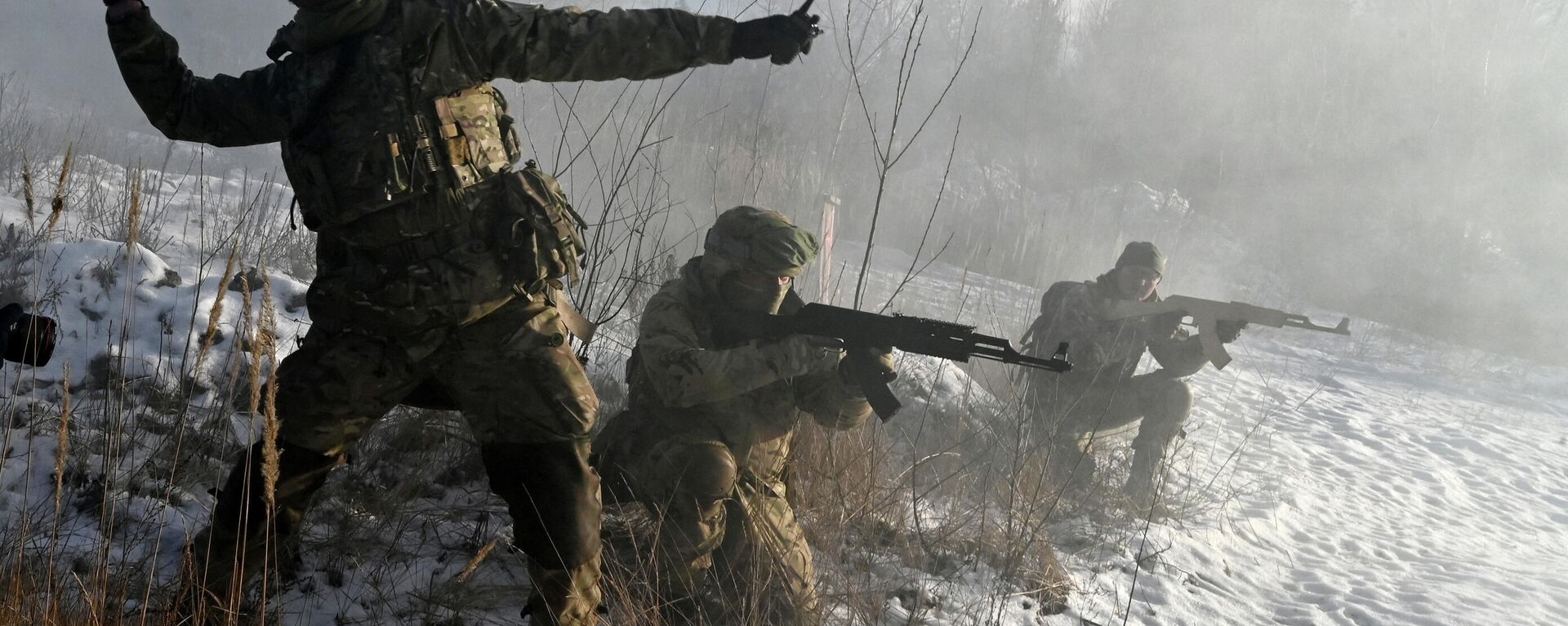 Militares das Forças Armadas da Ucrânia participam de um exercício perto de Kiev em 25 de dezembro de 2021 - Sputnik Brasil, 1920, 25.02.2022