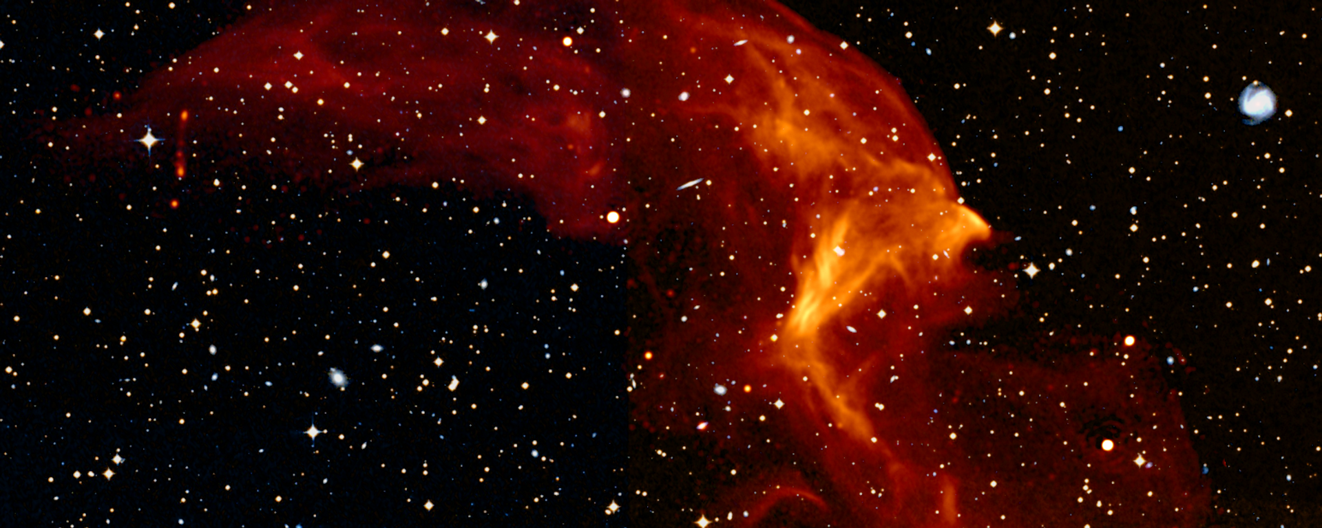 Um zoom na maior das duas ondas de choque, onde a estrutura filamentosa complexa é evidente. A maioria das galáxias visíveis não faz parte do aglomerado, estando no fundo ou na frente dele. Pode-se ver o tamanho da Via Láctea se estivesse à mesma distância da onda de choque - Sputnik Brasil, 1920, 25.02.2022