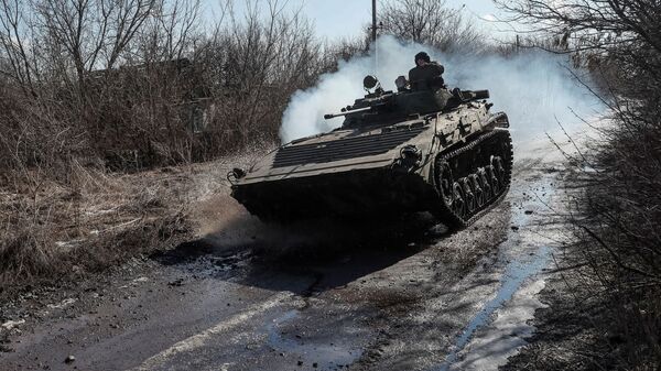 Soldado das Forças Armadas da Ucrânia em um veículo de combate na região de Donetsk. - Sputnik Brasil