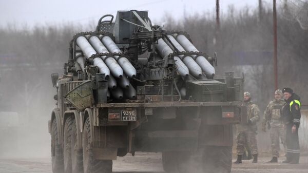 Veículo do Exército russo para transporte de munições para lançadores múltiplos de foguetes em Armyansk, Crimeia, 24 de fevereiro de 2022. - Sputnik Brasil