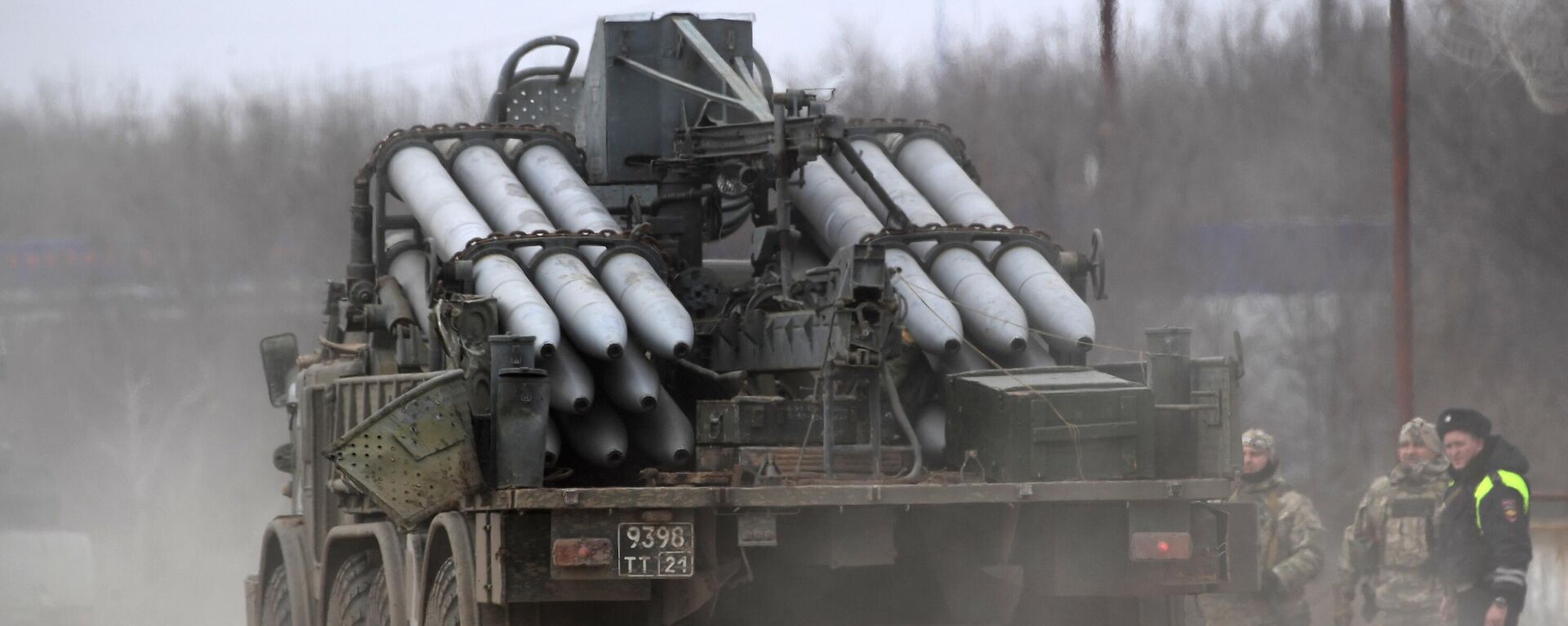 Veículo do Exército russo para transporte de munições para lançadores múltiplos de foguetes em Armyansk, Crimeia, 24 de fevereiro de 2022. - Sputnik Brasil, 1920, 29.03.2022
