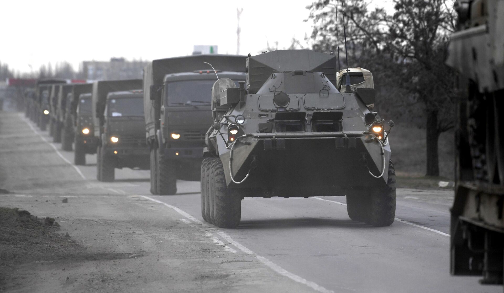 Coluna dos veículos militares das Forças Armadas da Rússia perto do posto de controle Djankoi, Crimeia, 24 de fevereiro de 2022. - Sputnik Brasil, 1920, 02.03.2022