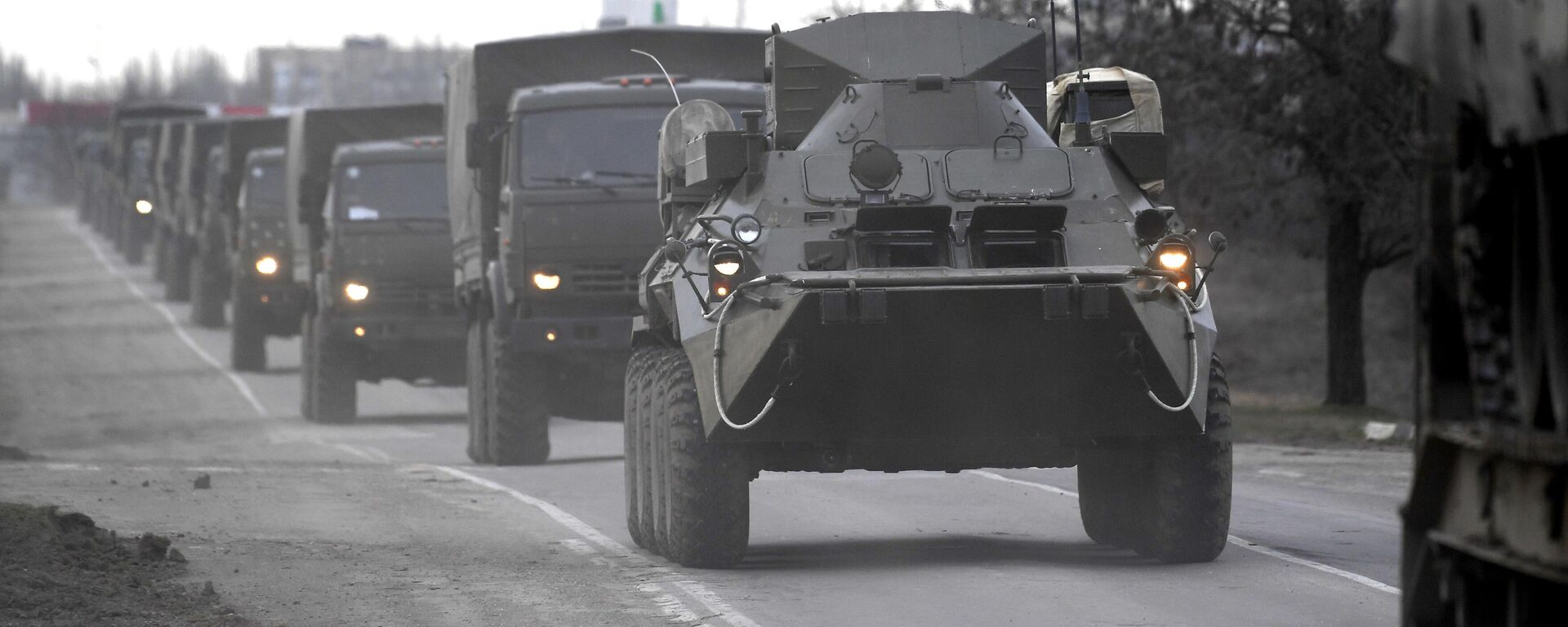 Coluna dos veículos militares das Forças Armadas da Rússia perto do posto de controle Djankoi, Crimeia, 24 de fevereiro de 2022. - Sputnik Brasil, 1920, 24.02.2022