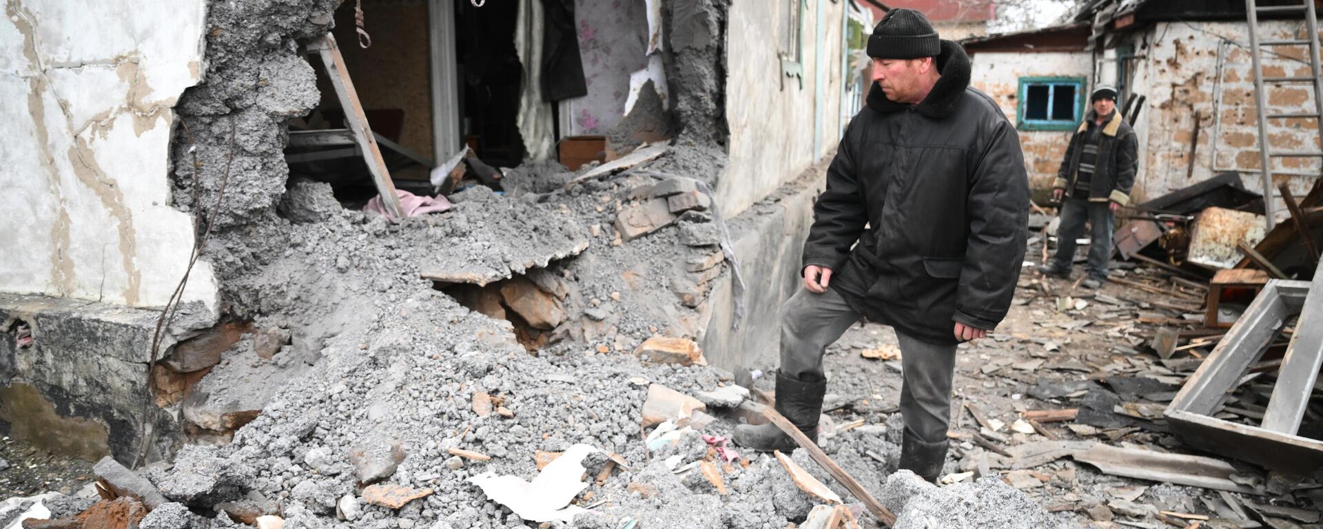 Homem perto de uma casa destruída após bombardeio em Gorlovka, República Popular de Donetsk, 24 de fevereiro de 2022 - Sputnik Brasil, 1920, 14.04.2022
