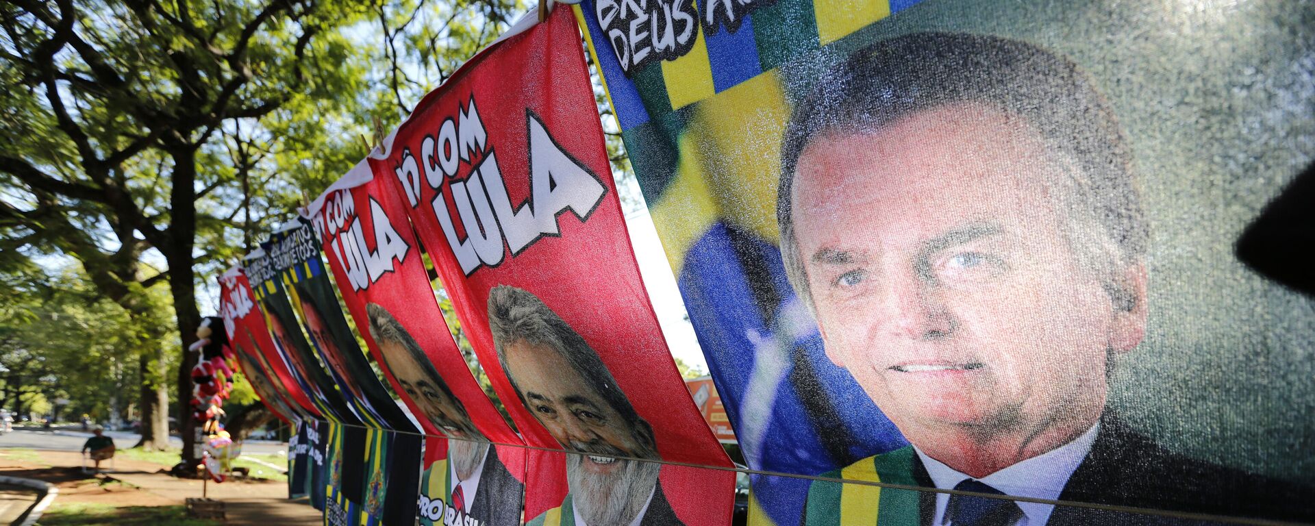 Vendedor ambulante vende toalhas com fotos do presidente Jair Bolsonaro (PL) e do ex-presidente Luiz Inácio Lula da Silva (PT) em Foz do Iguaçu (PR), em 11 de fevereiro de 2022 - Sputnik Brasil, 1920, 07.04.2022