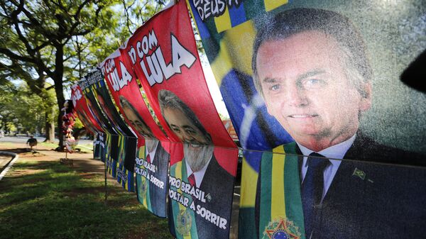 Vendedor ambulante vende toalhas com fotos do presidente Jair Bolsonaro (PL) e do ex-presidente Luiz Inácio Lula da Silva (PT) em Foz do Iguaçu, em 11 de fevereiro de 2022 - Sputnik Brasil