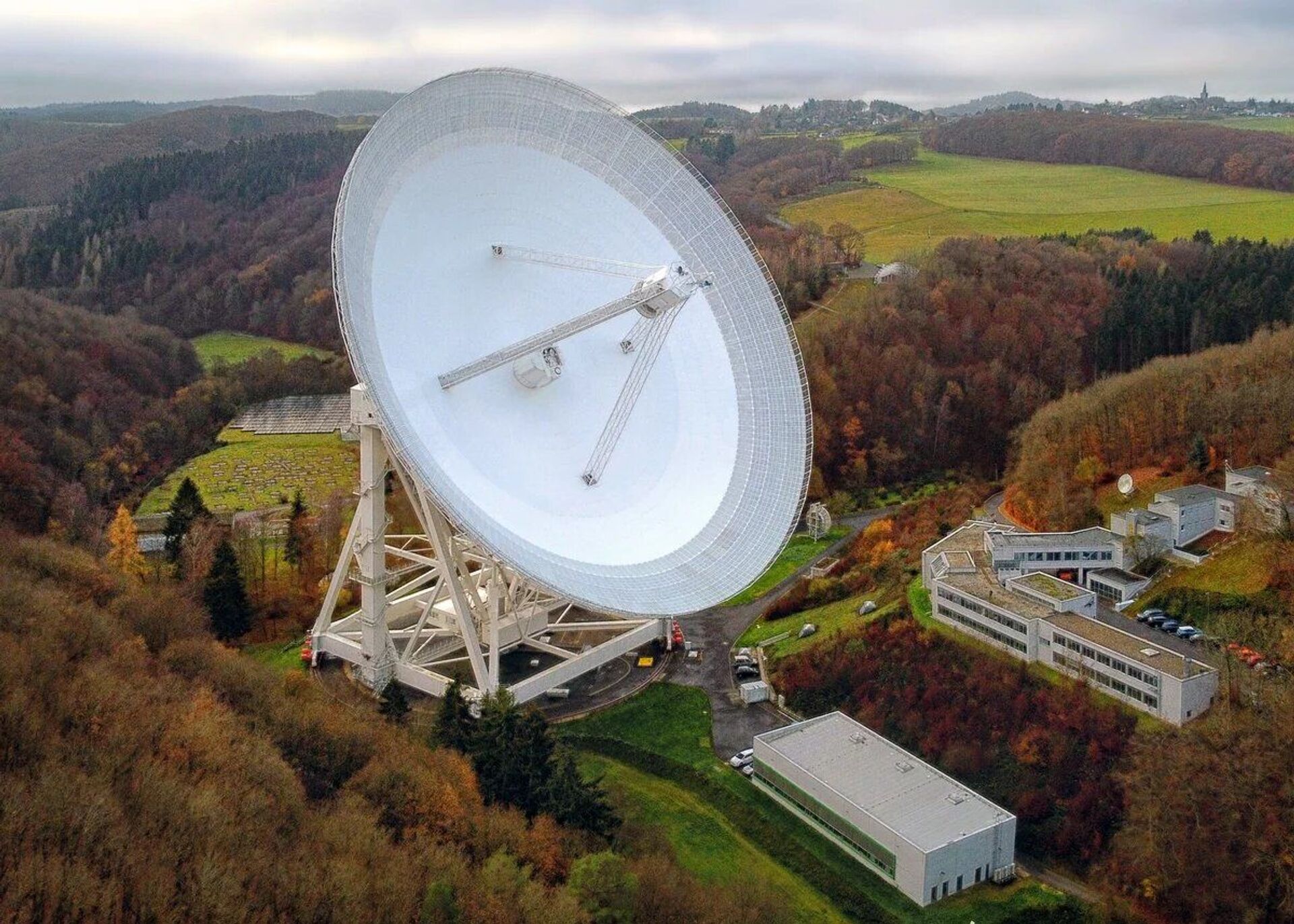 O radiotelescópio Effelsberg, que fica localizado no norte da Alemanha, é um dos maiores do mundo e foi um dos 12 telescópios utilizados durante a pesquisa - Sputnik Brasil, 1920, 25.02.2022