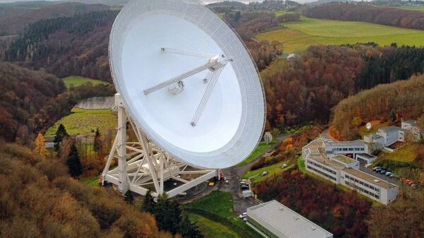 O radiotelescópio Effelsberg, que fica localizado no norte da Alemanha, é um dos maiores do mundo - Sputnik Brasil