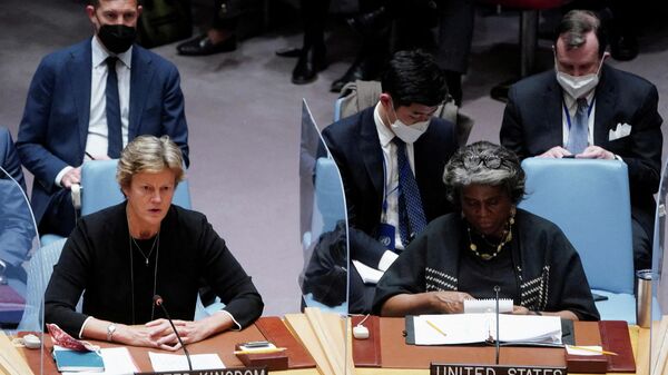 A embaixadora dos EUA na ONU, Linda Thomas-Greenfield e a embaixadora britânica na ONU, Barbara Woodward participam da reunião do Conselho de Segurança das Nações Unidas para discutir a crise em curso na Ucrânia com a Rússia, em Nova York, EUA, 23 de fevereiro de 2022 - Sputnik Brasil