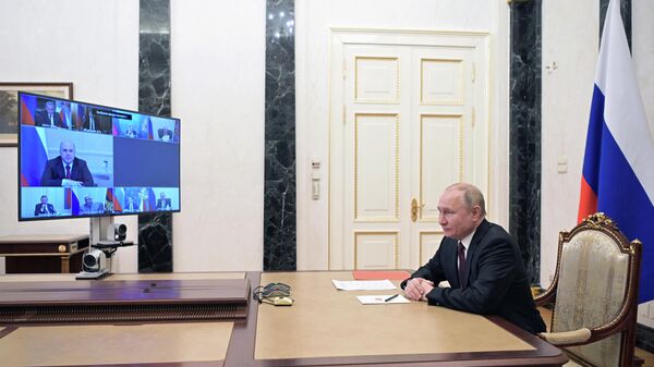 O presidente russo, Vladimir Putin, preside reunião com membros do Conselho de Segurança por meio de um link de vídeo em Moscou, Rússia, em 25 de fevereiro de 2022 - Sputnik Brasil