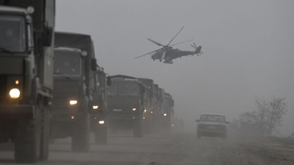 Caminhões e helicóptero das Forças Armadas da Rússia em Armyansk, no norte da Crimeia. - Sputnik Brasil