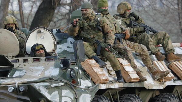 Em Belgorod, na Rússia, soldados russos são transportados em um blindado na fronteira com a Ucrânia, em 24 de fevereiro de 2022 - Sputnik Brasil