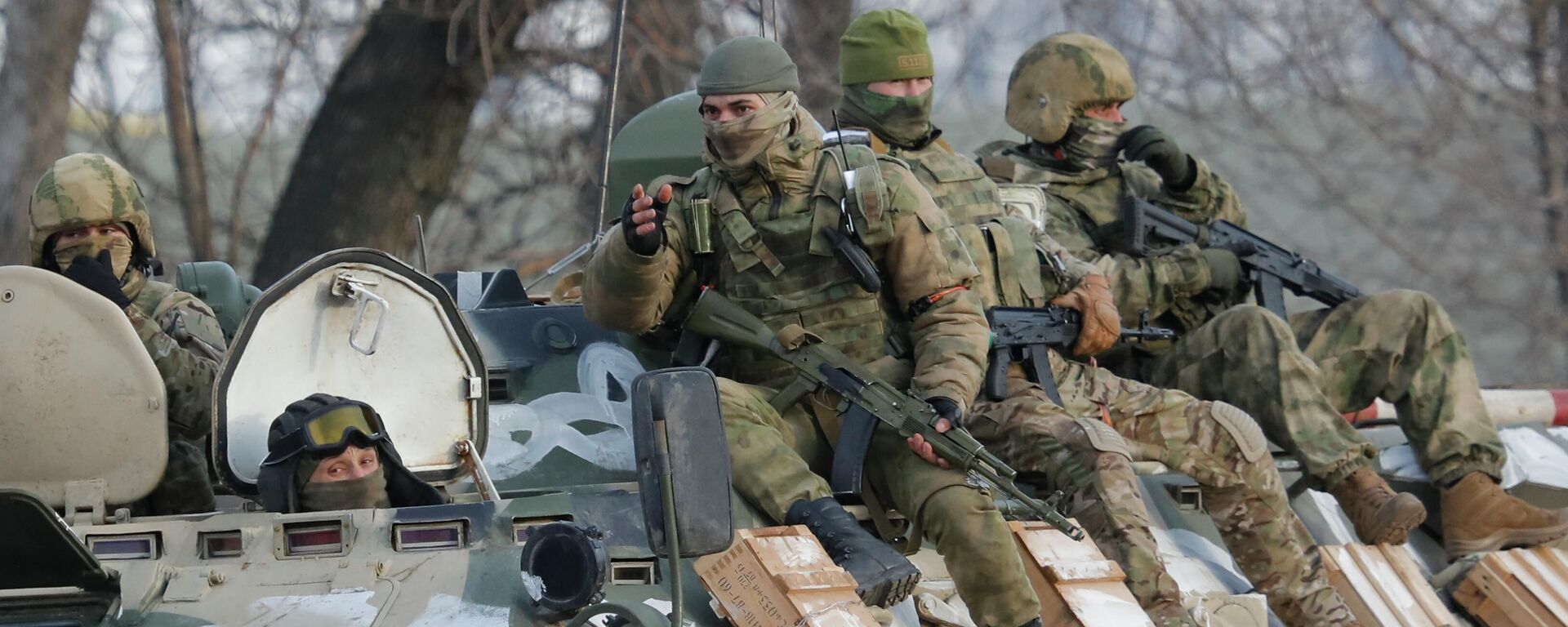 Em Belgorod, na Rússia, soldados russos são transportados em um blindado na fronteira com a Ucrânia, em 24 de fevereiro de 2022 - Sputnik Brasil, 1920, 25.02.2022