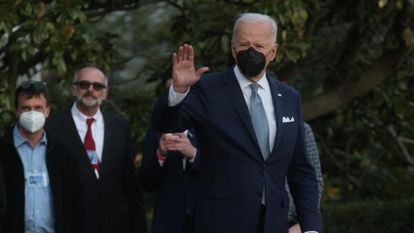 Em Washington, o presidente norte-americano, Joe Biden, acena para a mídia antes de embarca no Força Aérea Um, em 25 de fevereiro de 2022 - Sputnik Brasil