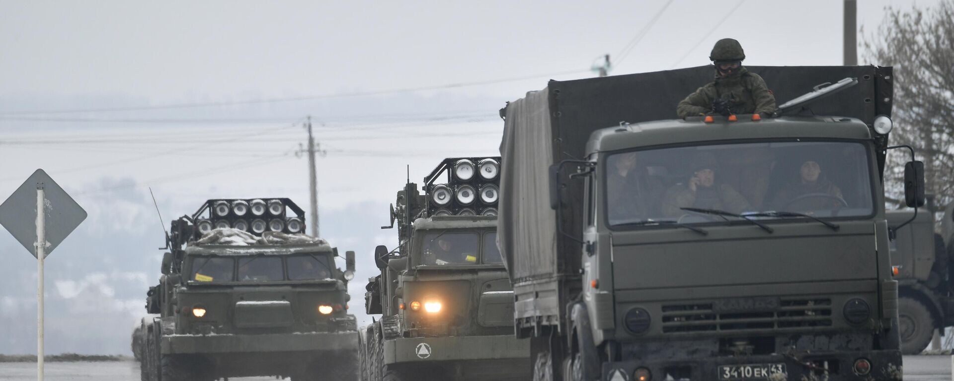 Coluna de equipamento militar russo na estrada junto à fronteira com a Ucrânia na região de Belgorod, 26 de fevereiro de 2021 - Sputnik Brasil, 1920, 01.06.2023
