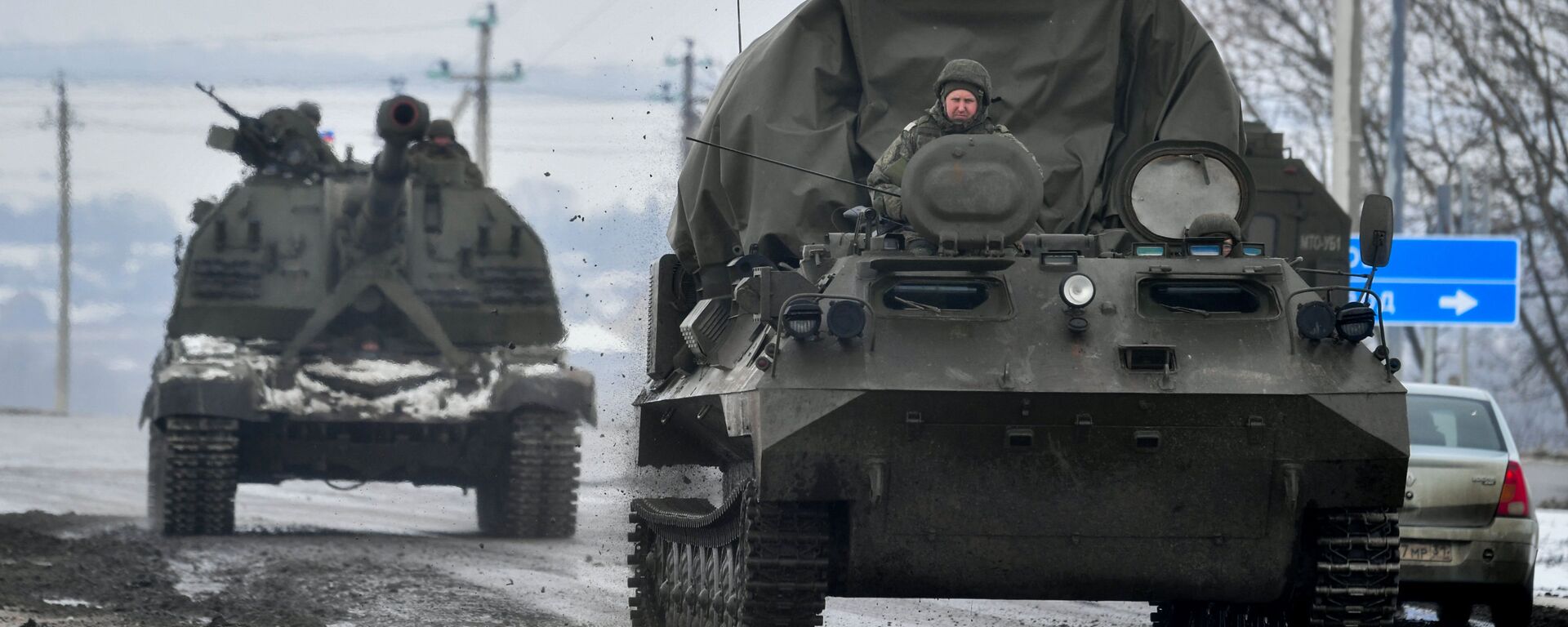 Veículos militares russos se movem em uma estrada perto da fronteira com a Ucrânia na região de Belgorod, Rússia - Sputnik Brasil, 1920, 12.03.2024