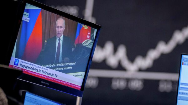 O presidente da Rússia, Vladimir Putin, aparece em uma tela de televisão no mercado de ações em Frankfurt, Alemanha, sexta-feira, 25 de fevereiro de 2022 - Sputnik Brasil