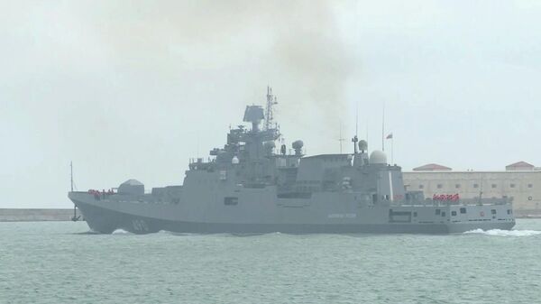 Navio de guerra da Frota do Mar Negro da Rússia deixa o porto em Sevastopol, Crimeia, Rússia, 12 de fevereiro de 2022 - Sputnik Brasil