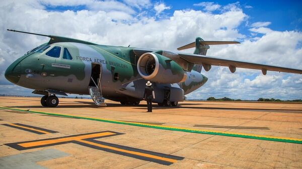Modelo de avião KC-390 Millennium que poderá ser usado pela FAB para transporte de brasileiros que tentam deixar a Ucrânia - Sputnik Brasil