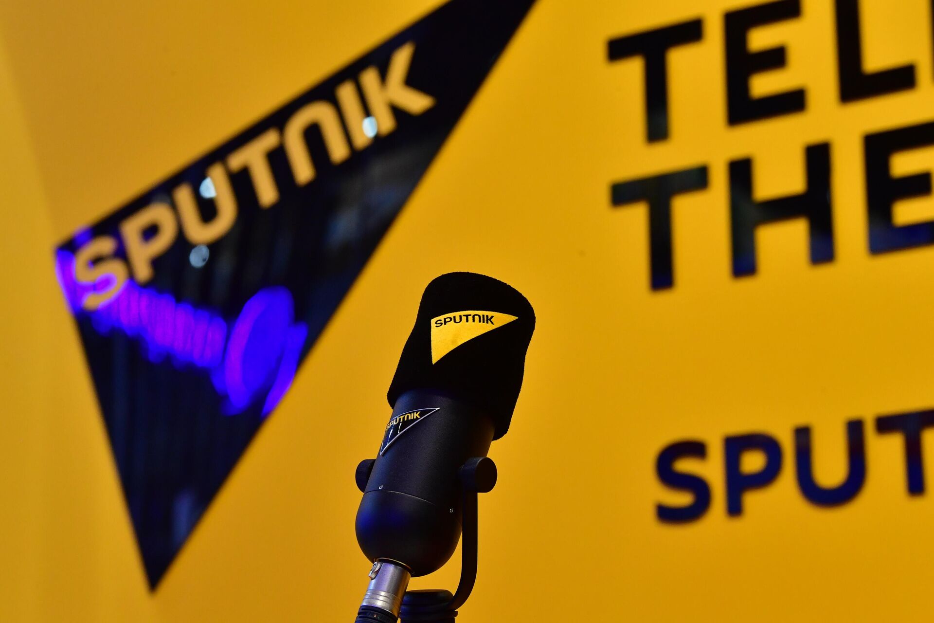 Microfone com logotipo da Sputnik - Sputnik Brasil, 1920, 07.04.2022