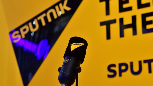 Microfone com logotipo da Sputnik - Sputnik Brasil