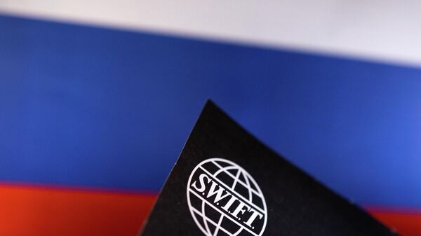 A logo da Sociedade Mundial de Telecomunicações Financeiras Interbancárias (SWIFT) com as cores da bandeira russa ao fundo - Sputnik Brasil