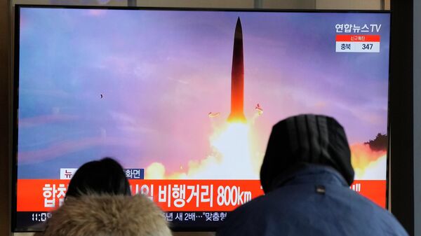Pessoas assistem a lançamento de míssil da Coreia do Norte pela TV - Sputnik Brasil