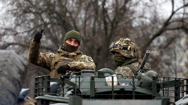 Militares ucranianos são vistos em um veículo antes de um ataque à região de Lugansk, em 26 de fevereiro de 2022 - Sputnik Brasil