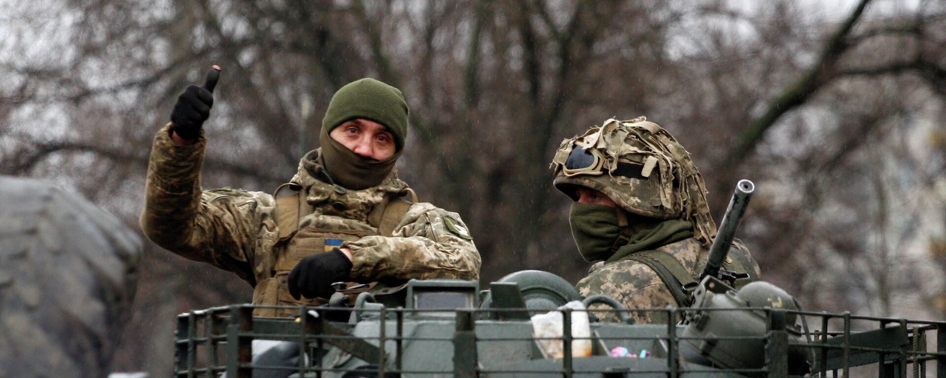 Militares ucranianos são vistos em um veículo antes de um ataque à região de Lugansk, em 26 de fevereiro de 2022 - Sputnik Brasil, 1920, 16.03.2022