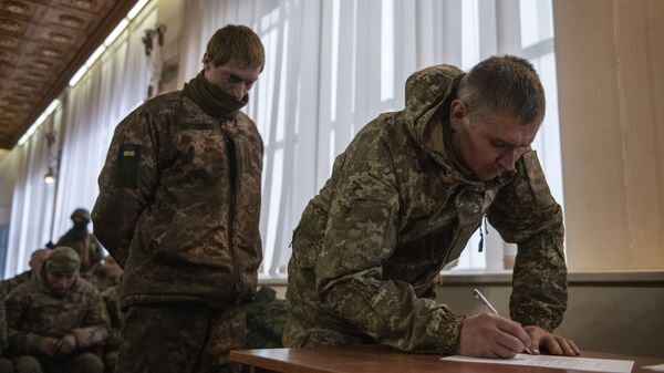 Militar do Exército da Ucrânia que entregou as armas voluntariamente assina declaração de não participação de ações militares na República Popular de Lugansk - Sputnik Brasil
