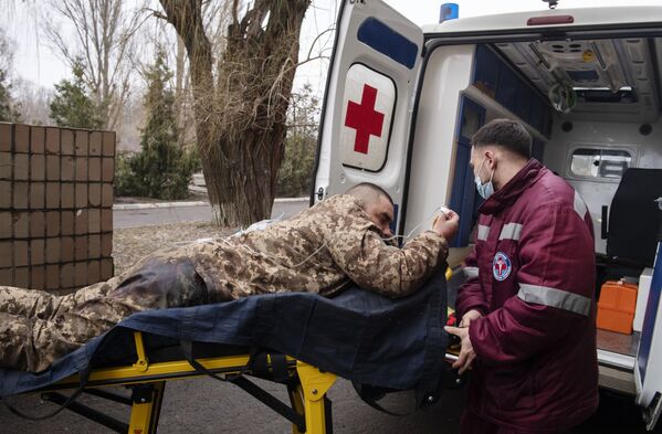 Profissionais de saúde transportam militar ucraniano ferido que depôs voluntariamente as armas em um hospital de Lugansk, República Popular de Lugansk - Sputnik Brasil