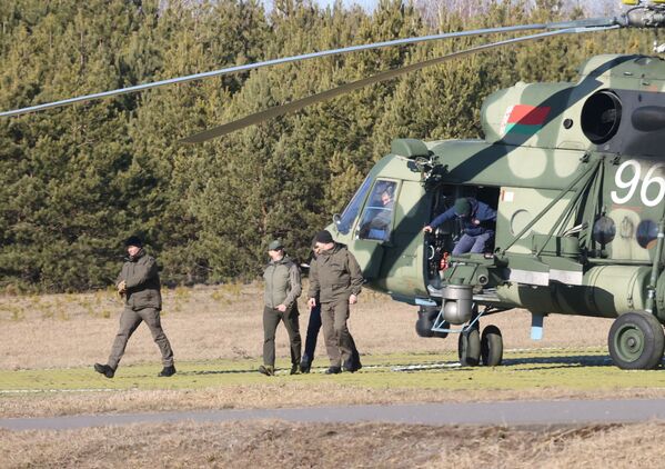 Membros da delegação ucraniana desembarcam do helicóptero nas proximidades do local das negociações com a Rússia, Gomel, Belarus, 28 de fevereiro de 2022. - Sputnik Brasil