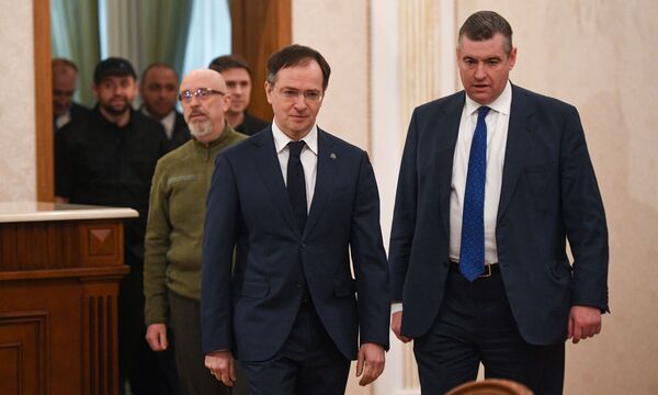 Assessor do presidente russo, Vladimir Medinsky (à esquerda), e o chefe do Comitê dos Assuntos Internacionais da câmara baixa do Parlamento russo, Leonid Slutsky, antes das negociações, Gomel, 28 de fevereiro de 2022. - Sputnik Brasil
