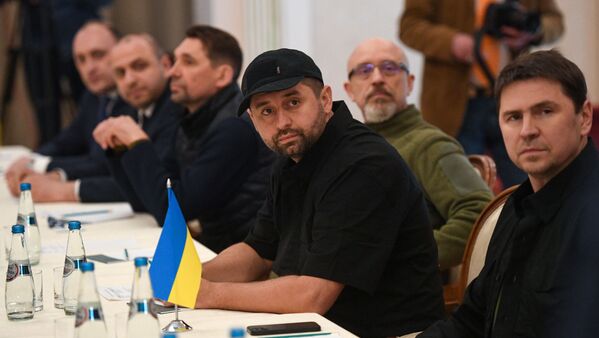 Líder da bancada do Sluga Naroda no parlamento ucraniano, David Arakhamiya, o ministro da Defesa ucraniano, Aleksei Reznikov, e o assessor do Gabinete do Presidente ucraniano, Mikhail Podolyak, durante as negociações russo-ucranianas, 28 de fevereiro de 2022. - Sputnik Brasil
