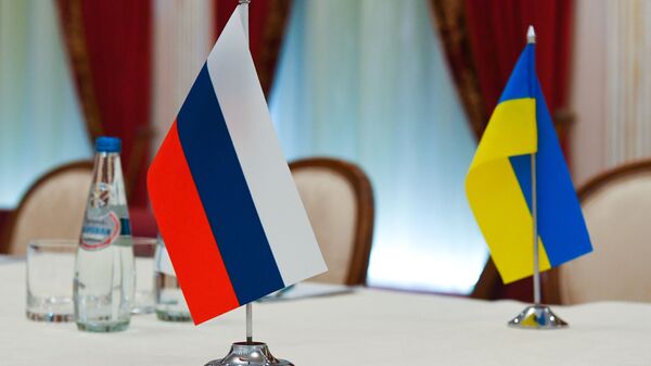 Флаги России и Украины в зале, где пройдут переговоры - Sputnik Brasil