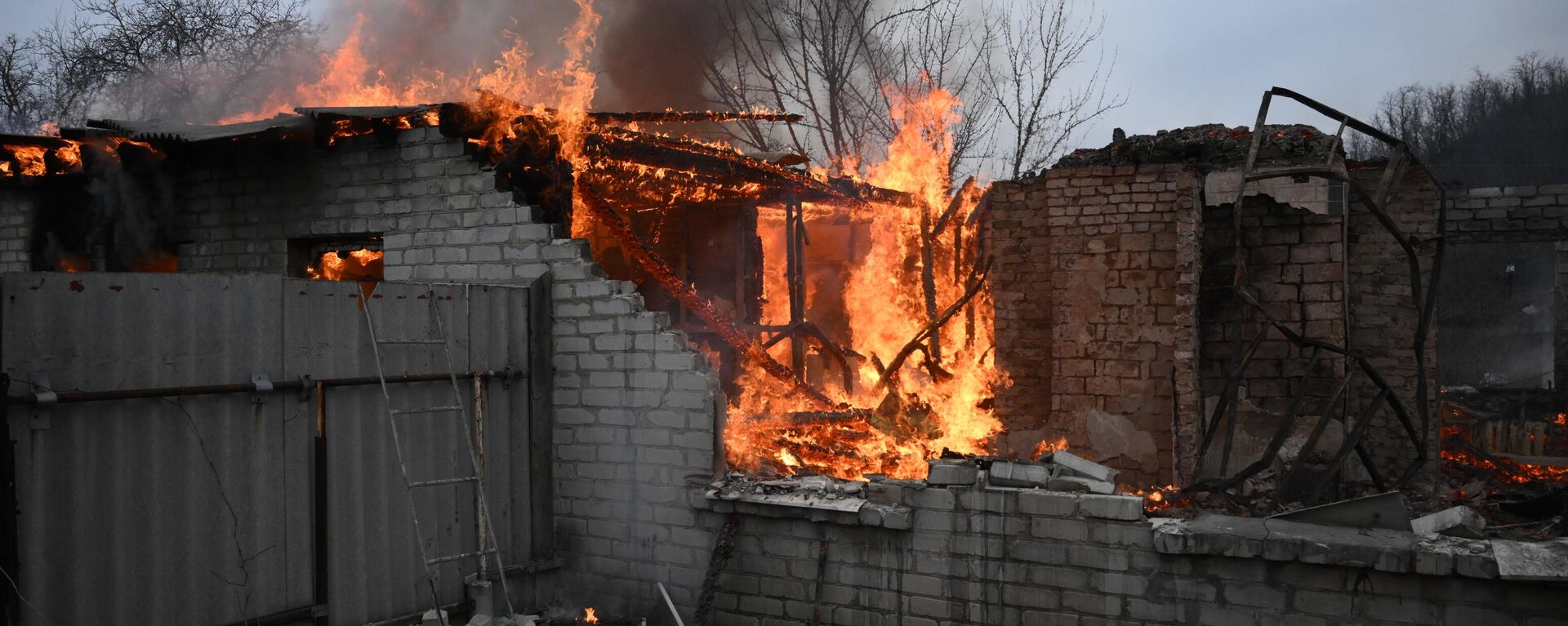 Incêndio em residência bombardeada na República Popular de Donetsk - Sputnik Brasil, 1920, 28.02.2022