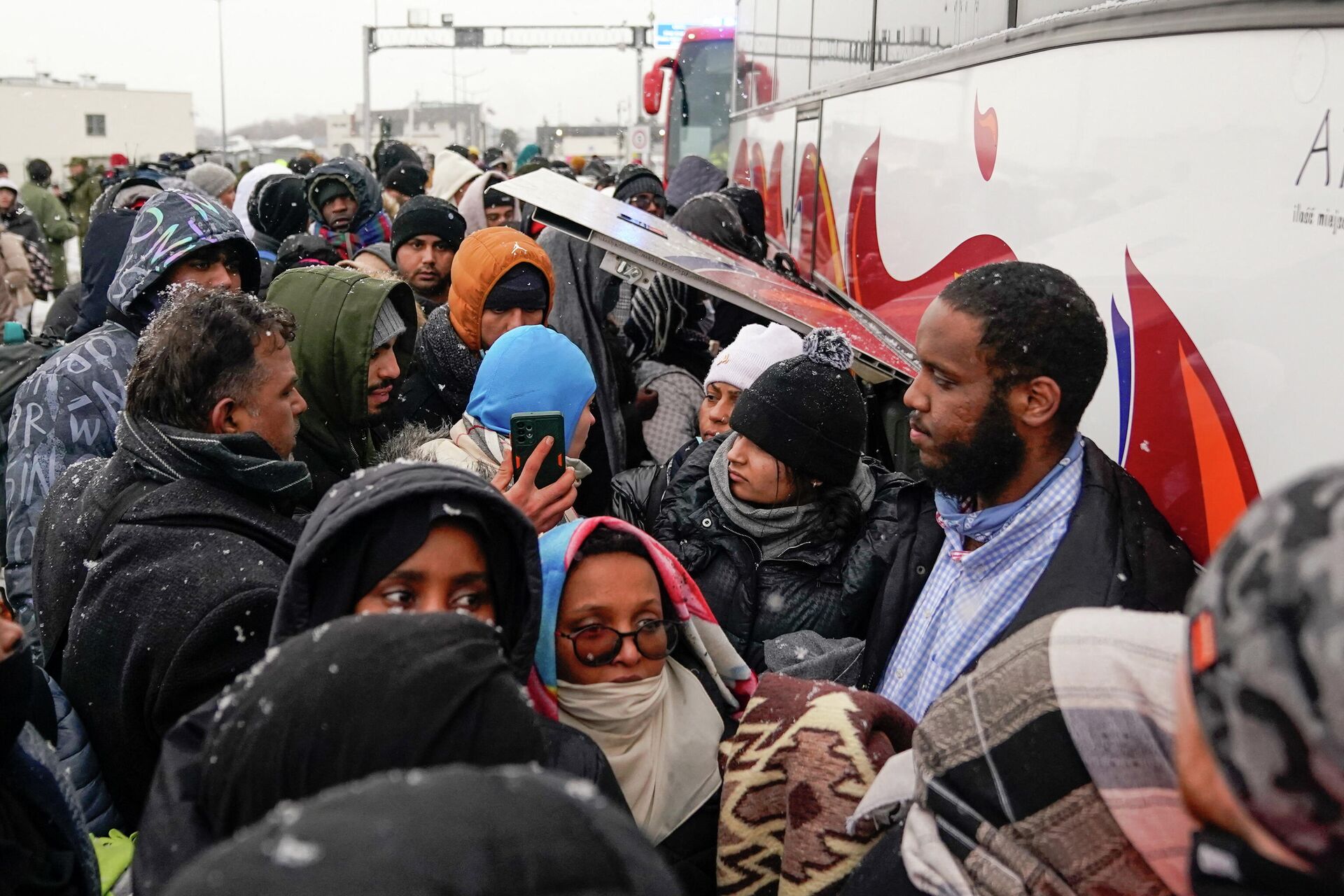 Pessoas saindo da Ucrânia clamam para embarcar em um ônibus com destino a um centro de refugiados estabelecido em Przemysl, em Medyka, Polônia, em 28 de fevereiro de 2022 - Sputnik Brasil, 1920, 28.02.2022