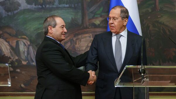O ministro das Relações Exteriores da Rússia, Sergei Lavrov, e o ministro das Relações Exteriores da Síria, Faisal Mekdad, apertam as mãos durante entrevista coletiva em Moscou, Rússia, 21 de fevereiro de 2022 - Sputnik Brasil
