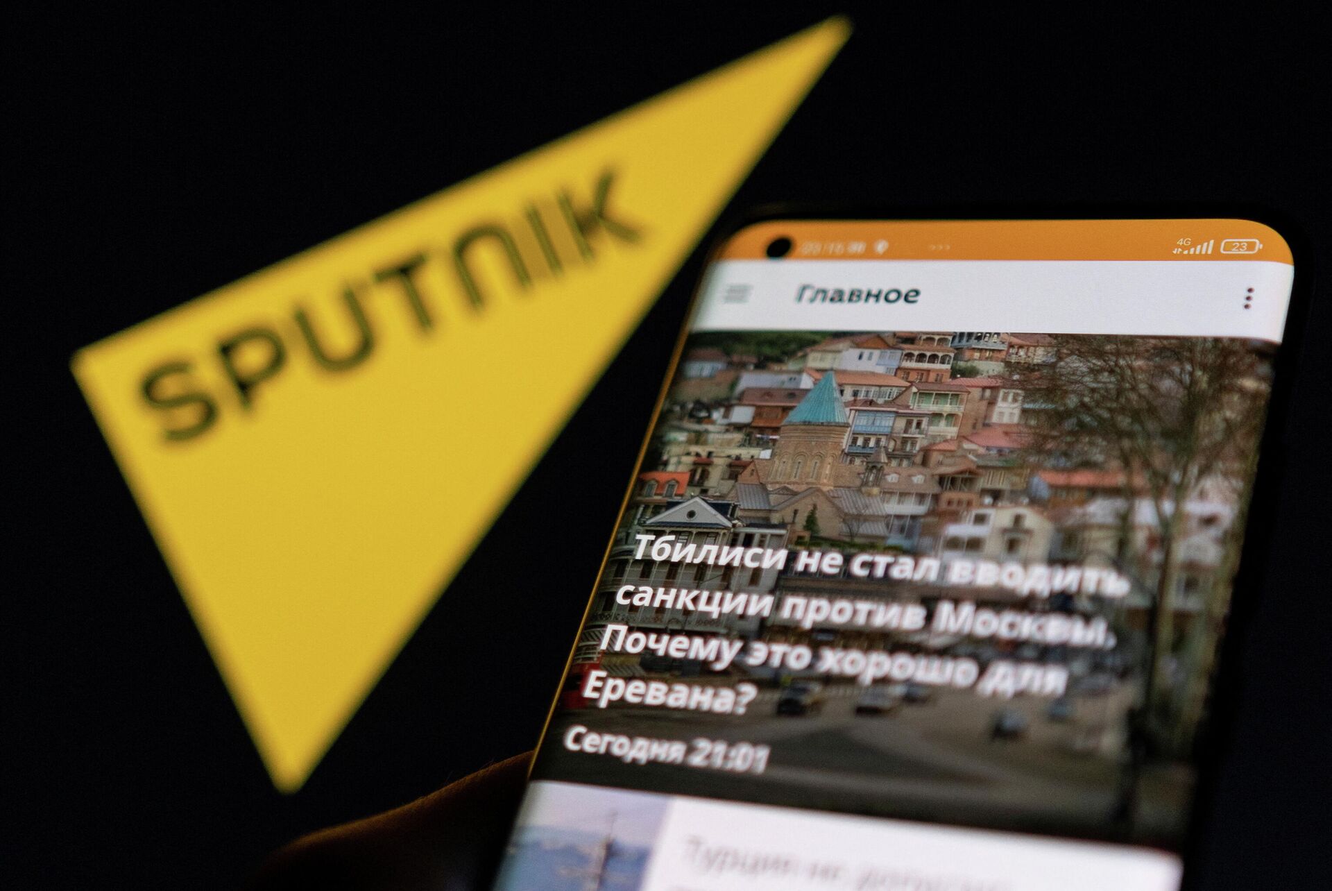 Um smartphone exibe o aplicativo da Sputnik à frente de seu logotipo, nesta ilustração de 28 de fevereiro de 2022 - Sputnik Brasil, 1920, 14.03.2022