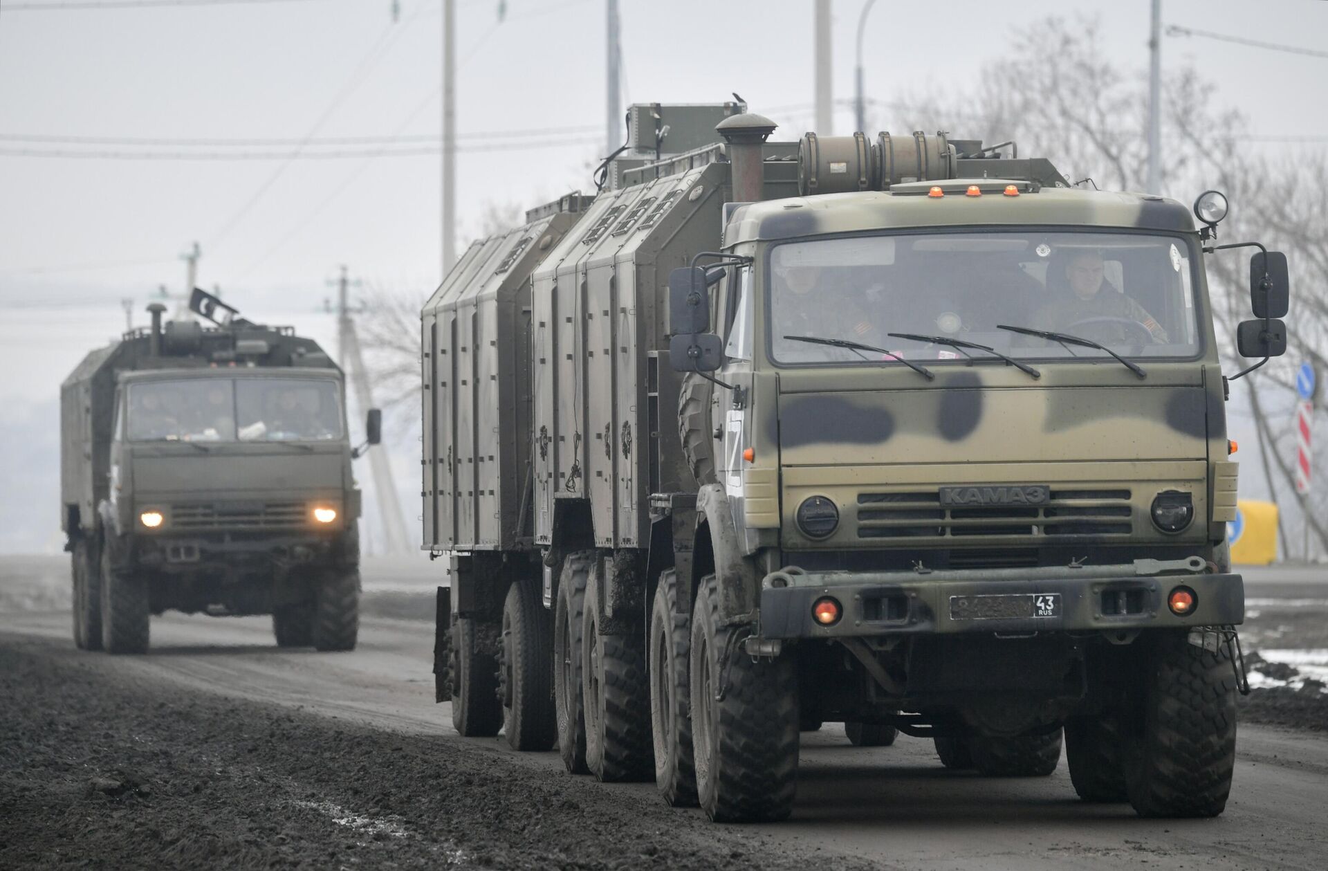 Veículos militares russos se deslocam por estrada perto da fronteira com a Ucrânia, na região de Belgorod, na Rússia - Sputnik Brasil, 1920, 01.03.2022