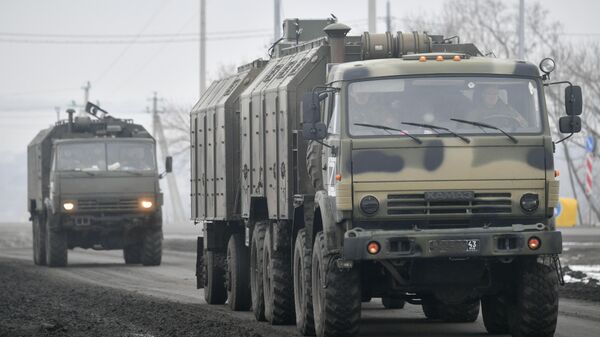 Veículos militares russos se deslocam por estrada perto da fronteira com a Ucrânia, na região de Belgorod, na Rússia - Sputnik Brasil