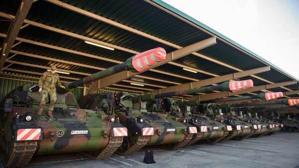Militar das Forças Armadas da Alemanha prepara tanque com obuseiro montado Panzerhaubitze 2000 em hangar na Caserna de Hinderburg em Munster, 14 de fevereiro de 2022 - Sputnik Brasil