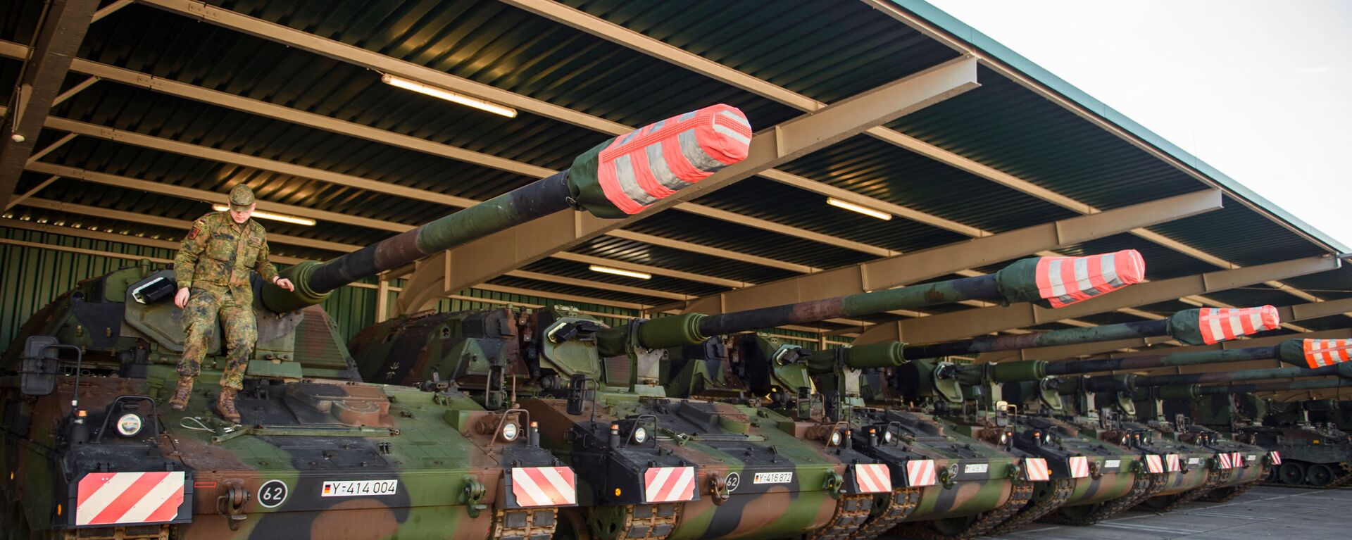 Militar das Forças Armadas da Alemanha prepara tanque com obuseiro montado Panzerhaubitze 2000 em hangar na Caserna de Hinderburg em Munster, 14 de fevereiro de 2022 - Sputnik Brasil, 1920, 01.03.2022