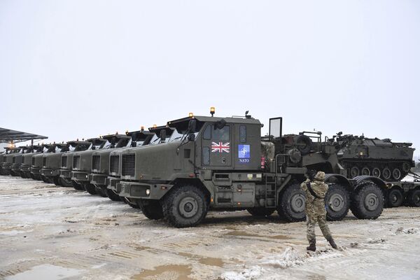 Tanques em plataformas de caminhões militares do Reino Unido, com tropas e equipamento militar, chegam à base da OTAN em Tapa, Estônia, 25 de fevereiro de 2022 - Sputnik Brasil