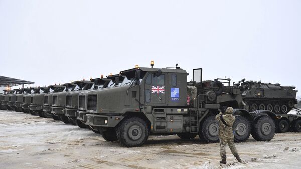 Tanques em plataformas de caminhões militares do Reino Unido, com tropas e equipamento militar, chegam à base da OTAN em Tapa, Estônia, 25 de fevereiro de 2022 - Sputnik Brasil